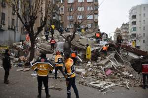 Cutremurul din Turcia, ironizat de o publicație franceză. Ce s-a scris despre dezastru: ”Nu trebuie să trimiteți...”