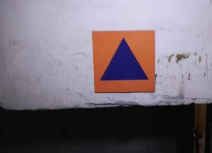 triunghi albastru în pătrat portocaliu