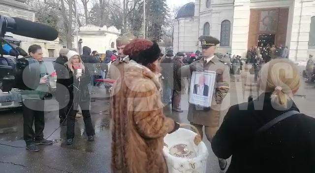 Imagini de la înmormântarea lui Răzvan Thedorescu. Academicianul a fost condus pe ultimul drum cu onoruri militare / PAPARAZZI