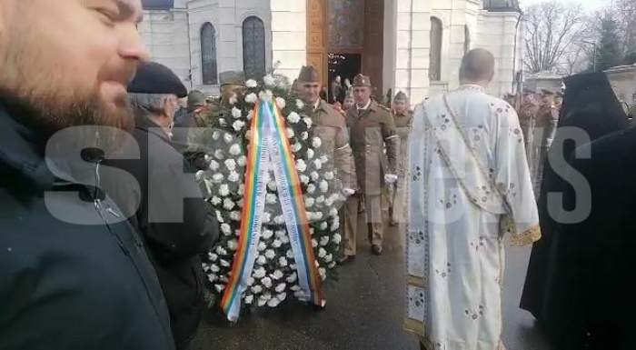 Imagini de la înmormântarea lui Răzvan Thedorescu. Academicianul a fost condus pe ultimul drum cu onoruri militare / PAPARAZZI