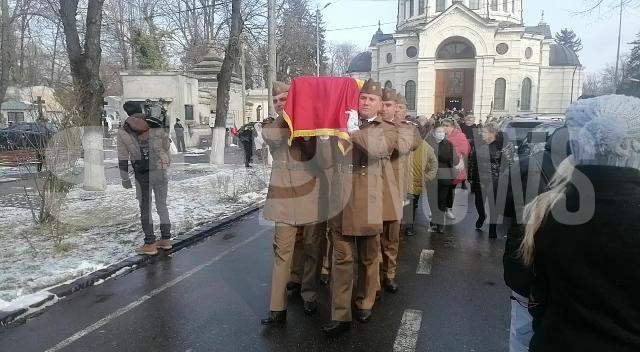 Imagini de la înmormântarea lui Răzvan Thedorescu. Academicianul a fost condus pe ultimul drum cu onoruri militare / PAPARAZZI