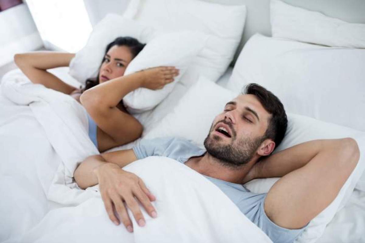 Ce obicei au bărbații, în dormitor, care le enervează pe femei mai mult decât sforăitul. Ce spun psihologii