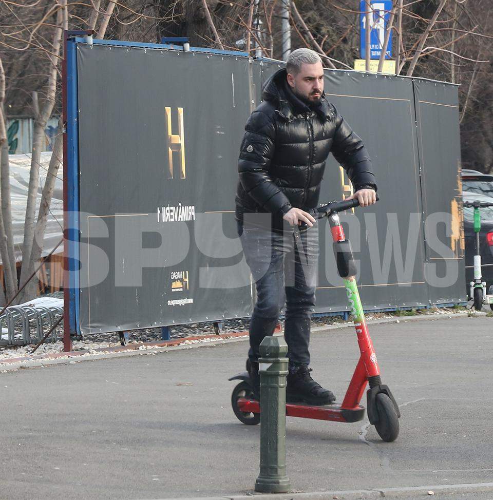 Marius Șumudică Jr. face sacrificii ca să scape de traficul din București. Fiul antrenorului a fost surprins în ipostaze rare / PAPARAZZI