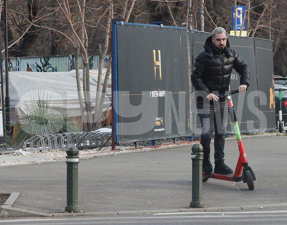 Marius Șumudică Jr. face sacrificii ca să scape de traficul din București. Fiul antrenorului a fost surprins în ipostaze rare / PAPARAZZI