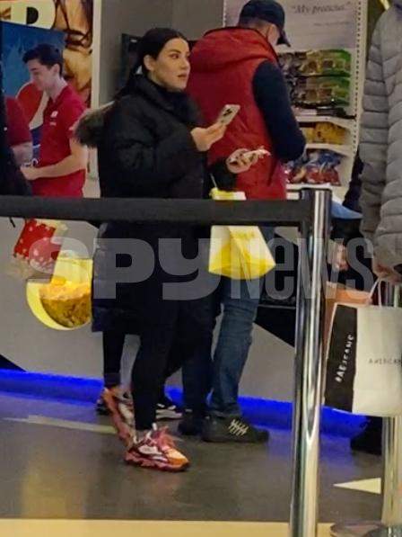 Nicoleta Nucă surprinsă cu iubitul ei în mall. Ce planuri au avut cei doi îndrăgostiți în timpul serii / PAPARAZZI