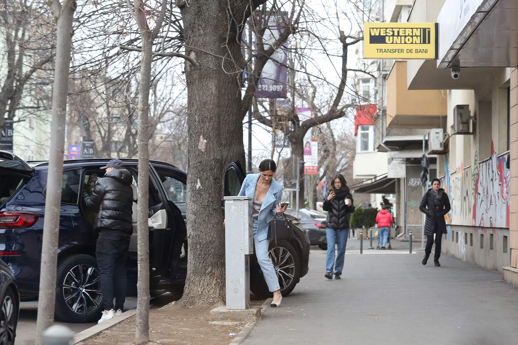 Soția lui Michael Schmidt are pe cine se baza! Cum a fost surprinsă Veronica, partenera de viață a omului de afaceri, într-o florărie din Capitală / PAPARAZZI