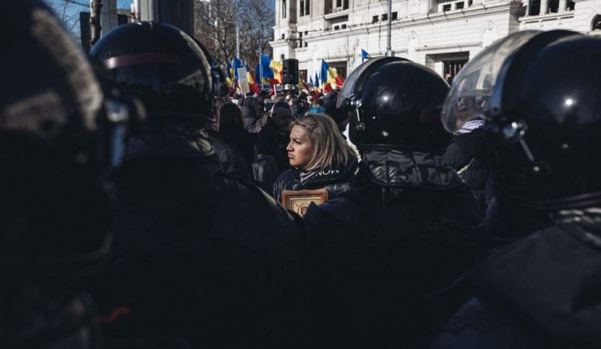 Republica Moldova anunță că a fost dejucat un plan de destabilizare a țării pus la cale de Rusia, care ar manevra protestele de la Chișinău. Zeci de persoane au fost ridicate de poliție