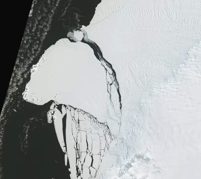 Au apărut primele imagini cu aisbergul care s-a desprins din Antarctica recent. Dimensiunea este identică cu cea a Londrei / FOTO