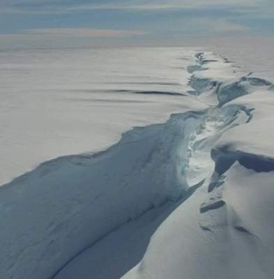 Au apărut primele imagini cu aisbergul care s-a desprins din Antarctica recent. Dimensiunea este identică cu cea a Londrei / FOTO