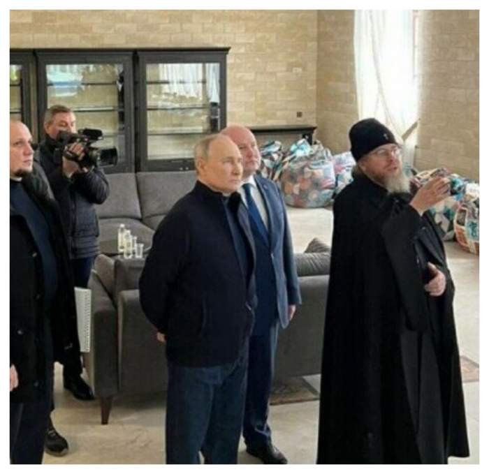Cât costă puloverul pe care l-a purtat Vladimir Putin, astăzi, în vizita din Crimeea! Prețul este incredibil