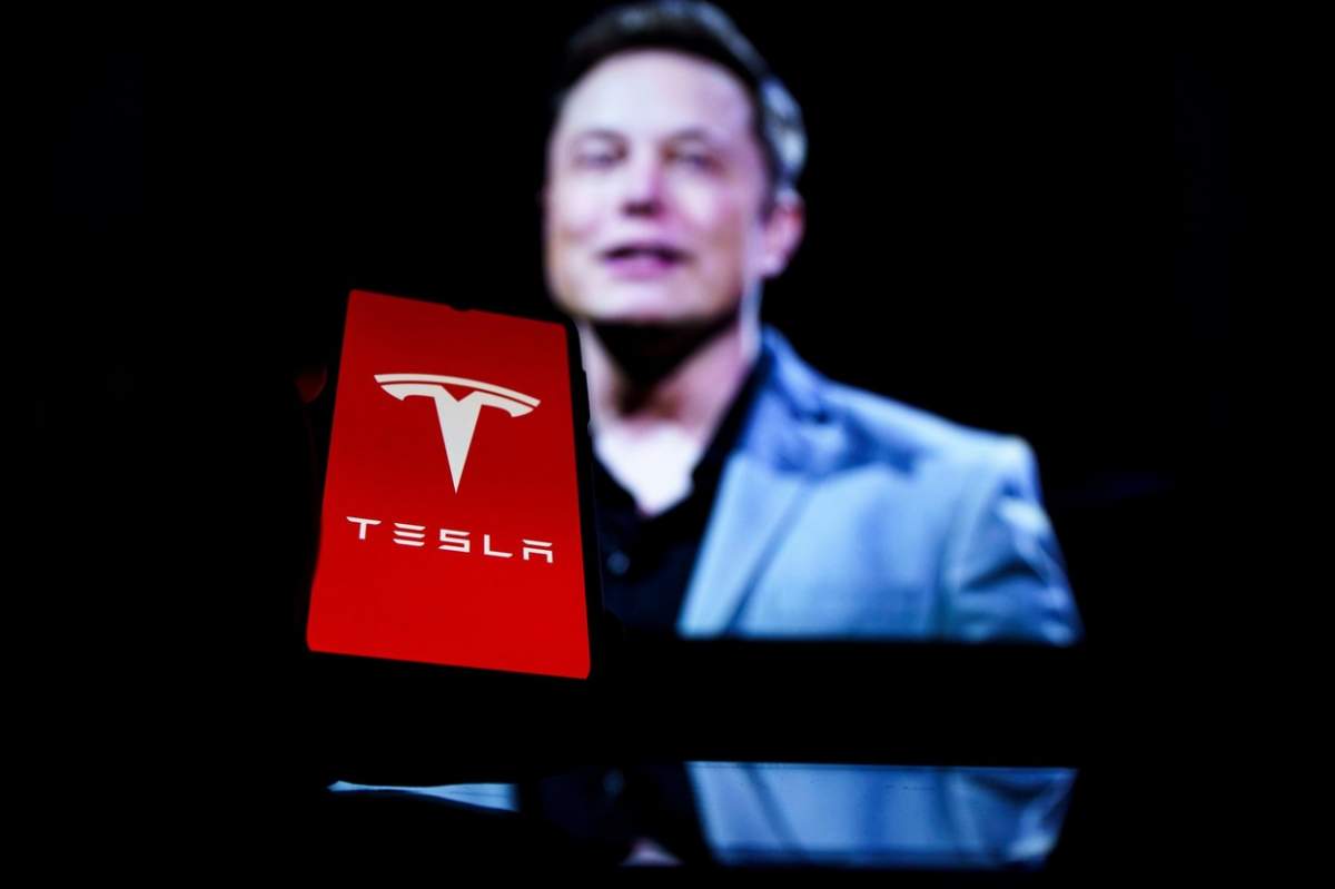 Tesla lansează mașini pentru "săraci". Elon Musk înjumătățește costurile. Ce preț va avea un vehicul electric