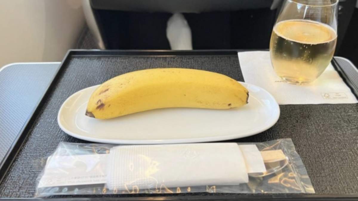 Un pasager care zbura la clasa business a primit o banană și bețișoare chinezești, după ce a comandat un meniu vegan