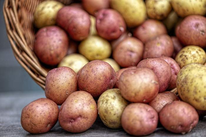 Cât costă un kilogram de cartofi, înainte de Paște. Prețul care i-a uimit pe români
