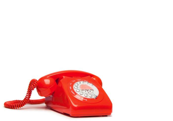 Prețul cu care se vinde un telefon fix, cu disc vechi, din anii 80. Valorează o mică avere pe internet