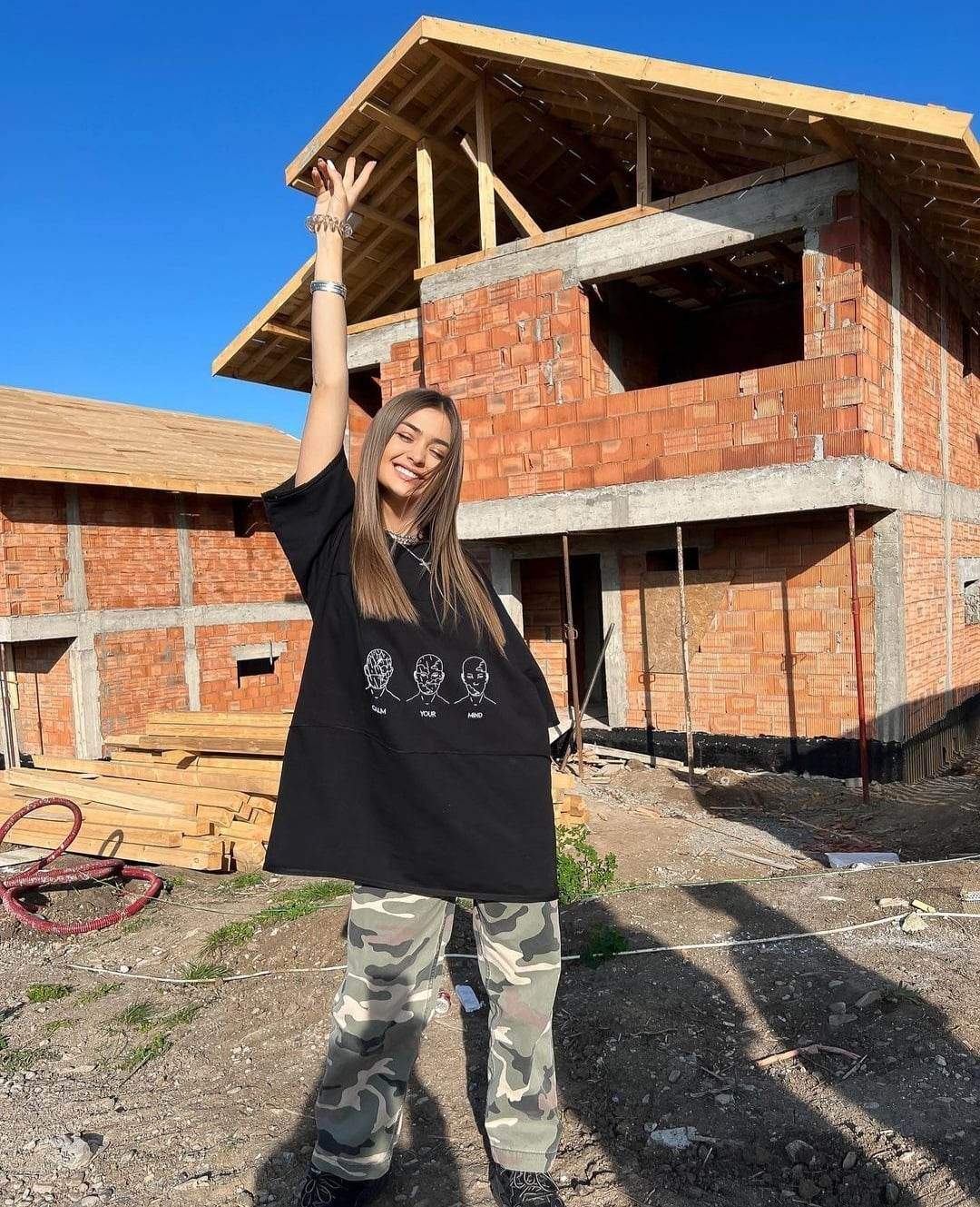 Iuliana Beregoi, primele imagini din casa pe care și-a luat-o recent. Cântăreața s-a mutat în propria locuință la 18 ani: ”Cam așa...” / FOTO