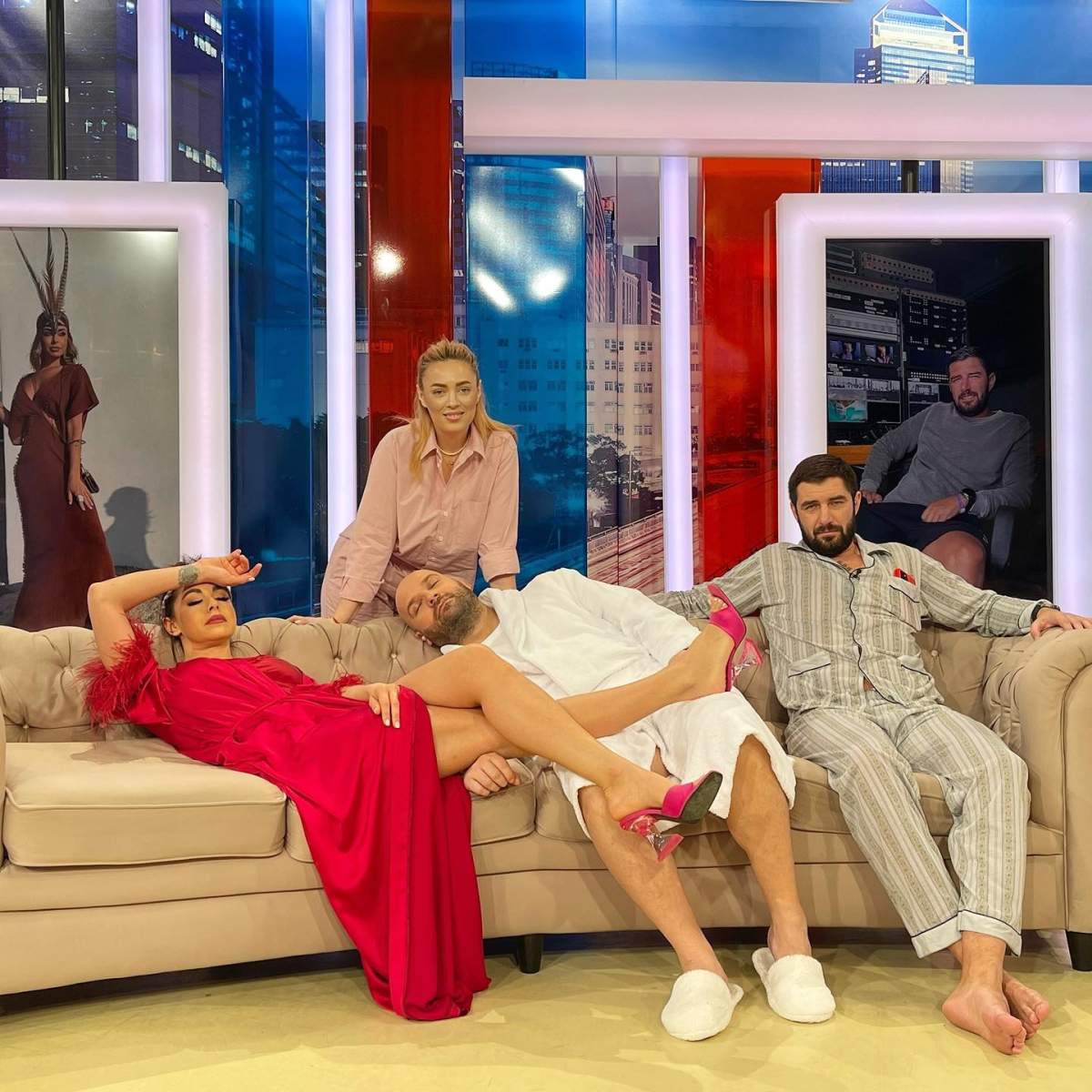 Prezentatorii Showbiz Report sunt îmbrăcați în pijamale, în emisiune prezentatorii Showbiz Report