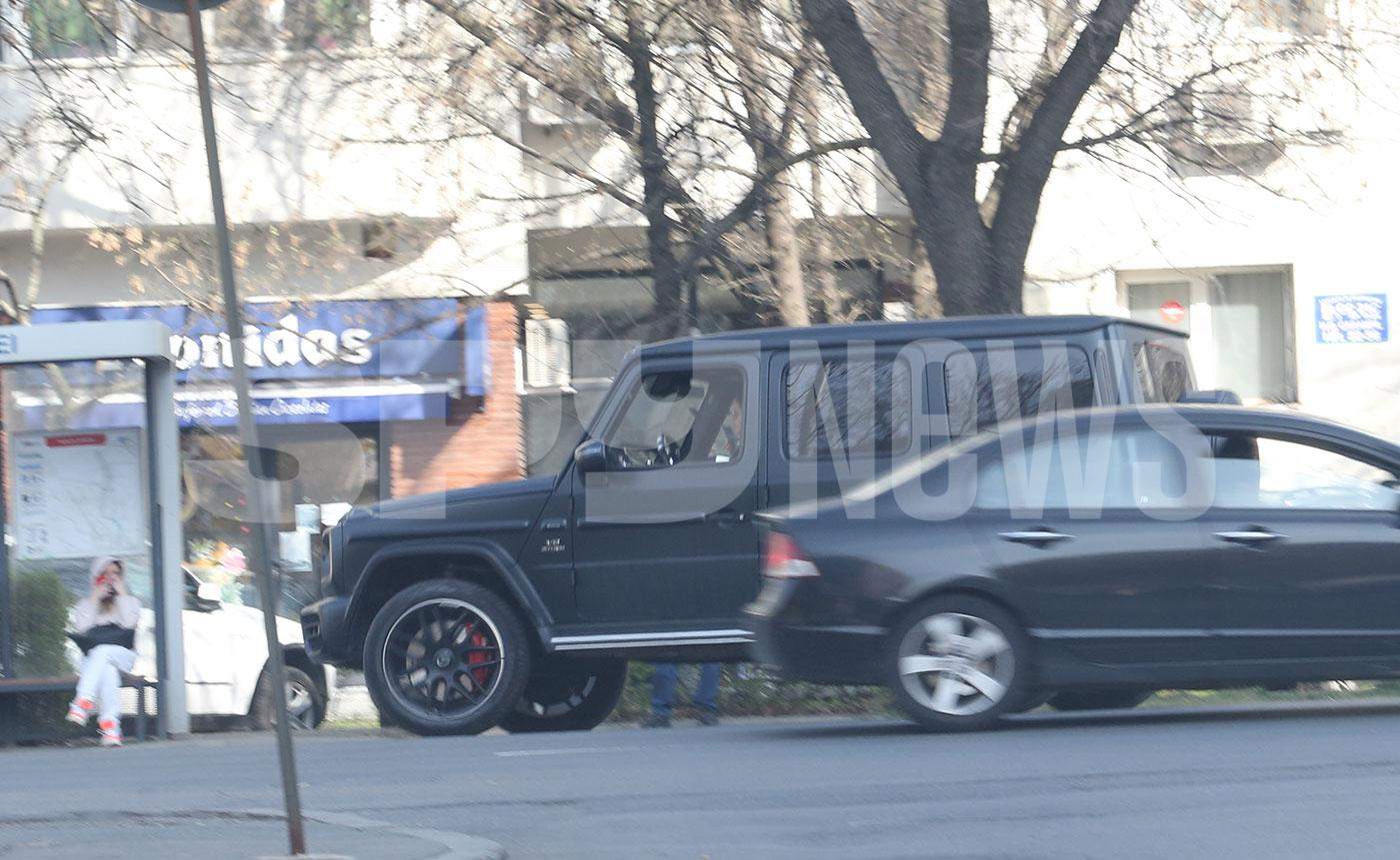 A primit o mașină de 200.000 de euro, dar a uitat regulile de circulație. Roxana Dobre, filmată de paparazzii Spynews.ro când se aștepta mai puțin / PAPARAZZI