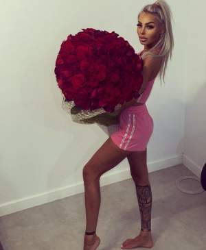 EXCLUSIV. Iasmina Halas, surprinsă cu buchete uriașe de trandafiri! Blondina are un nou iubit, după despărțirea de fostul?