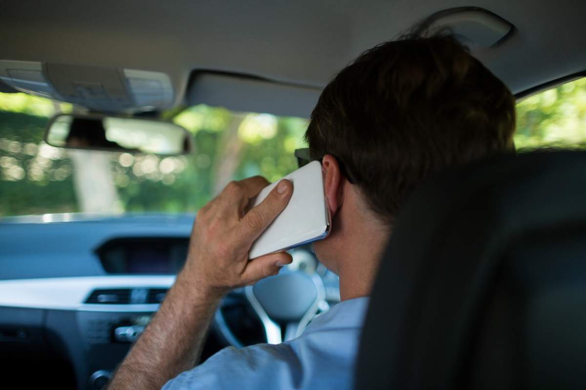 Cum poți scăpa de amenda primită pentru vorbit la telefon, la volan. Metoda prin care un șofer a ”fentat” legea