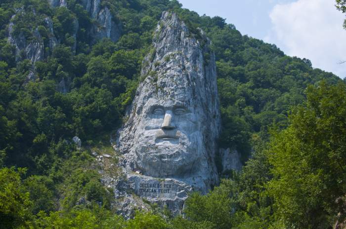 Singurul oraș din România unde se află laleaua sălbatică. Locul este de vis, iar primăvara are peisaje de poveste / FOTO