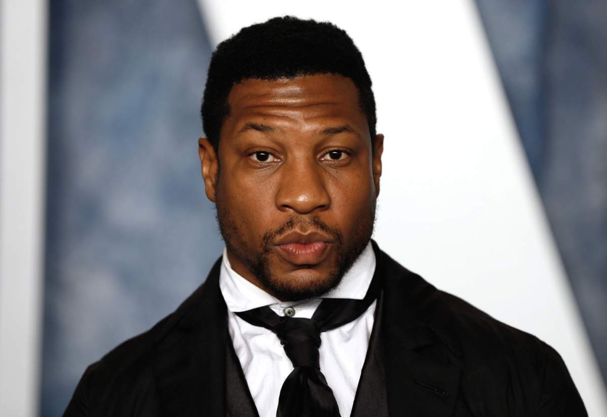 Actorul din „Creed 3”, Jonathan Majors, a fost arestat pentru agresiune și hărțuire. Autoritățile americane au retras reclamele în care apărea starul