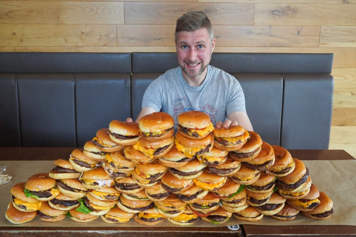 Un turist a plătit o sumă impresionantă pentru un burger, în Suceava. Nu i-a venit să creadă când a văzut nota