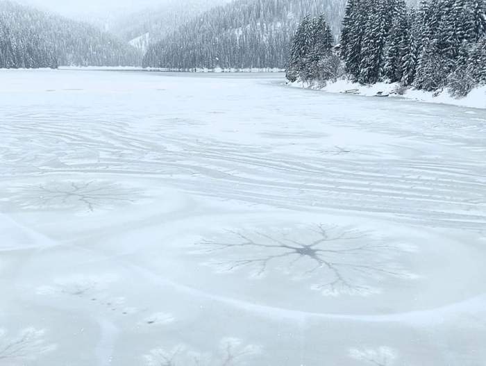 Fenomen rar apărut pe un lac înghețat din Munții Apuseni. Imaginile surprinse fac înconjurul internetului