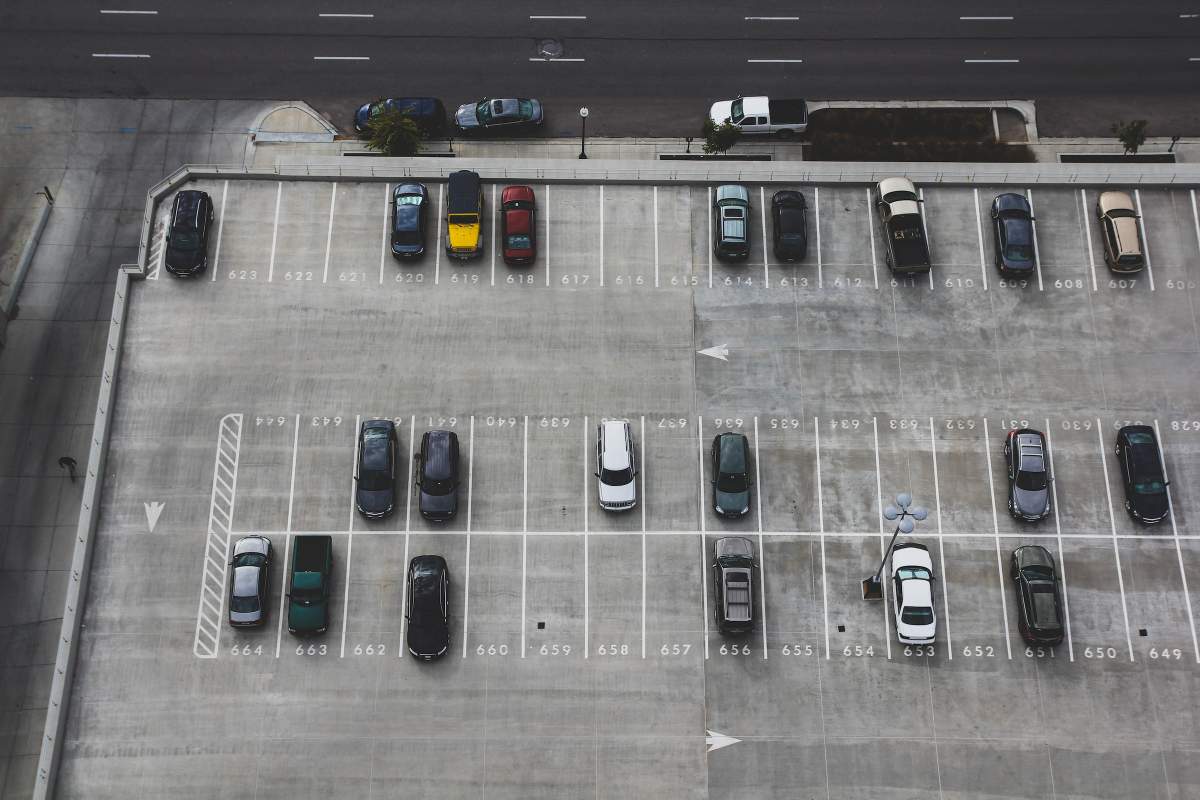 mașini într-o parcare.