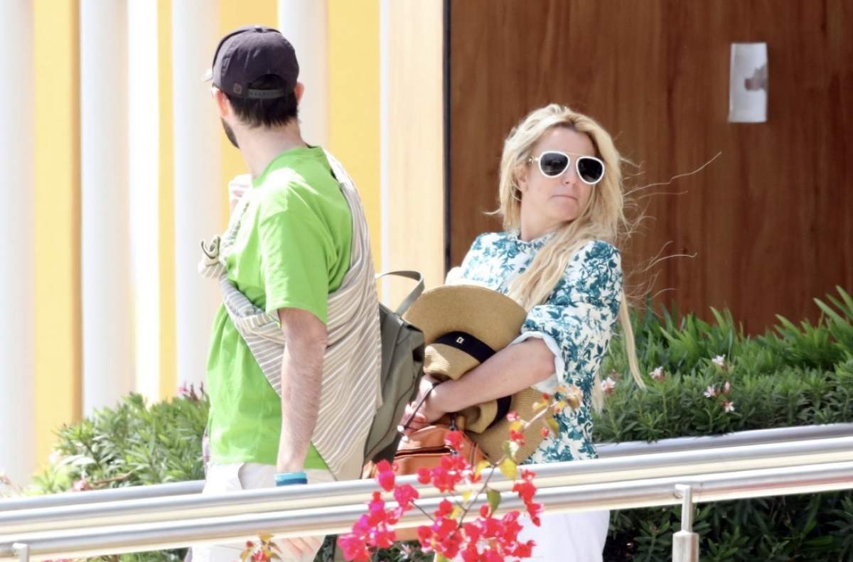 Britney Spears a plecat în vacanță cu un alt bărbat. Soțul artistei a fost surprins fără verighetă