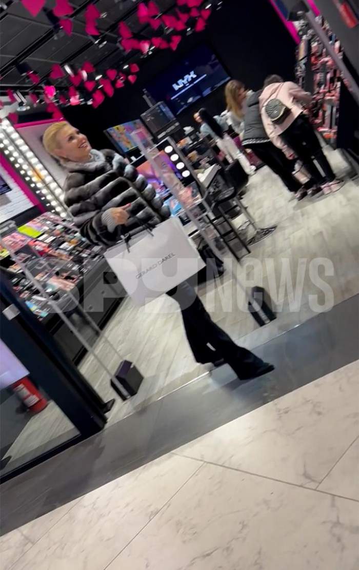 Once a diva, always a diva! Cristina Rus, răsfățată de angajatele unui magazin din mall / PAPARAZZI