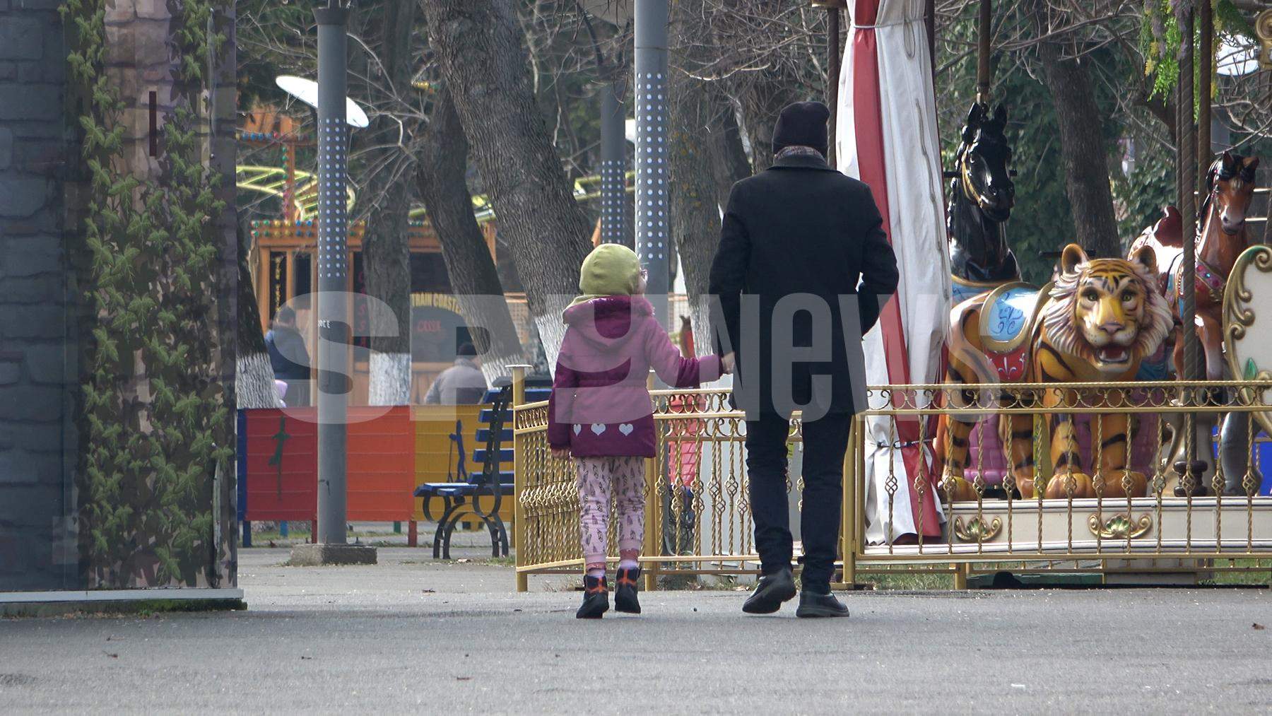 Imagini exclusive cu Nicușor Dan și fiica! S-a dat peste cap să îi facă pe plac! / PAPARAZZI