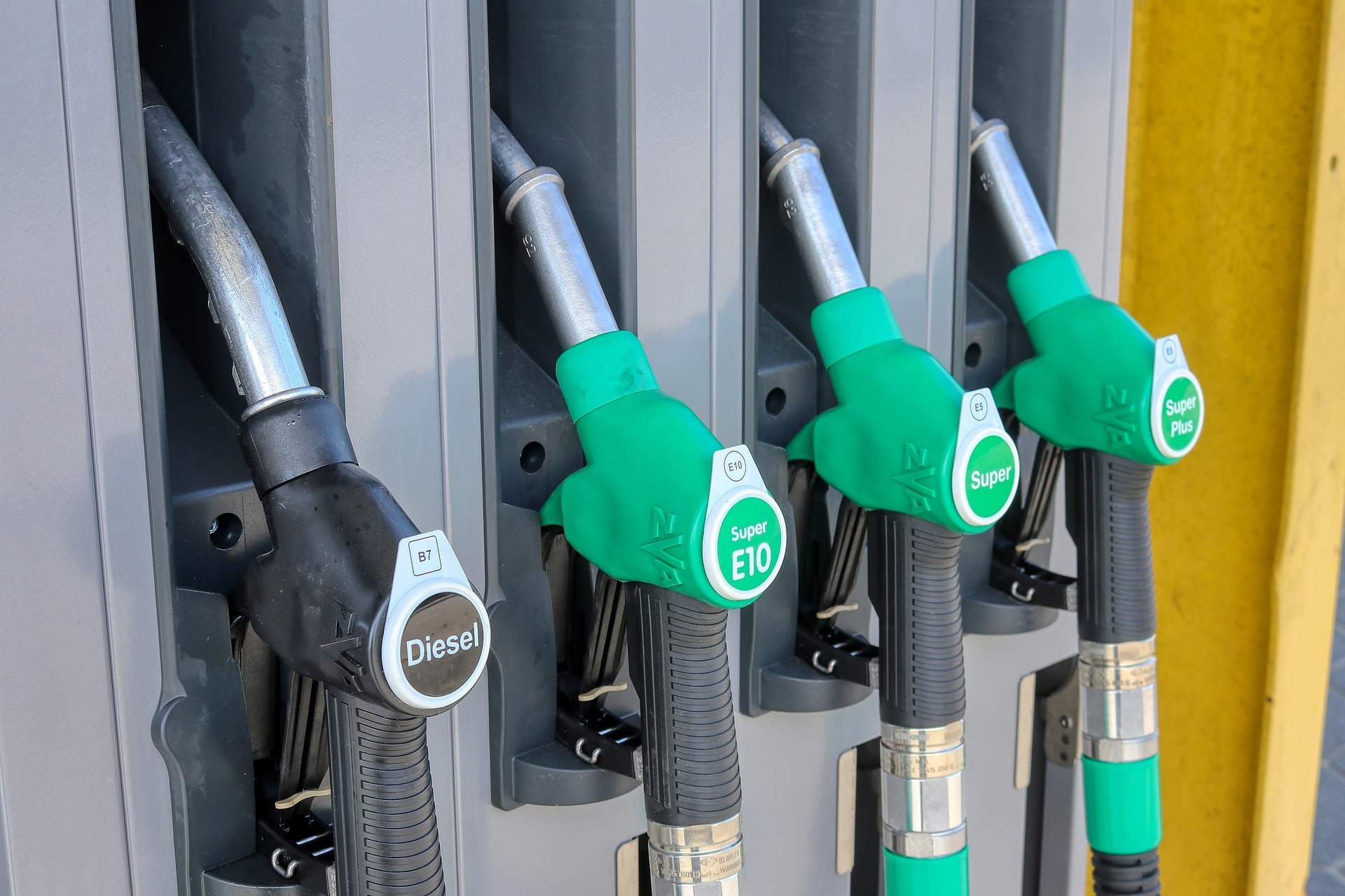 Prețul carburanților a crescut, din nou, în România. Cât costă un litru de benzină sau motorină la pompă