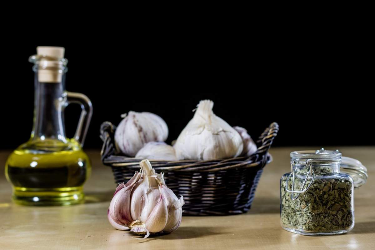 Cum elimini mirosul de usturoi din casă, din gură, de pe mâini
