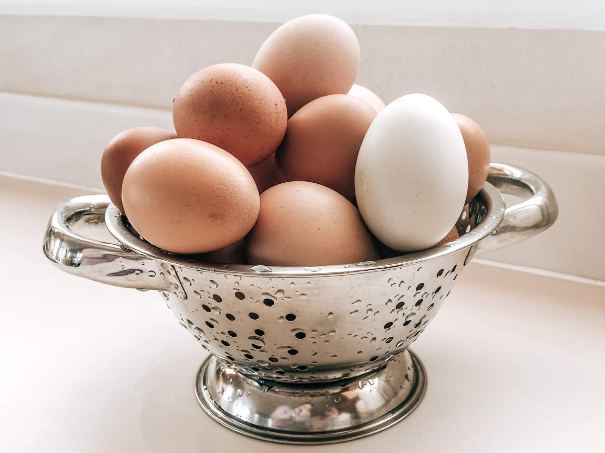 ouă într-un bol din metal