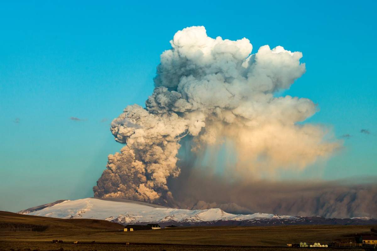 Cod rosu de aviatie! Un vulcan cunoscut a erupt înainte de Paște