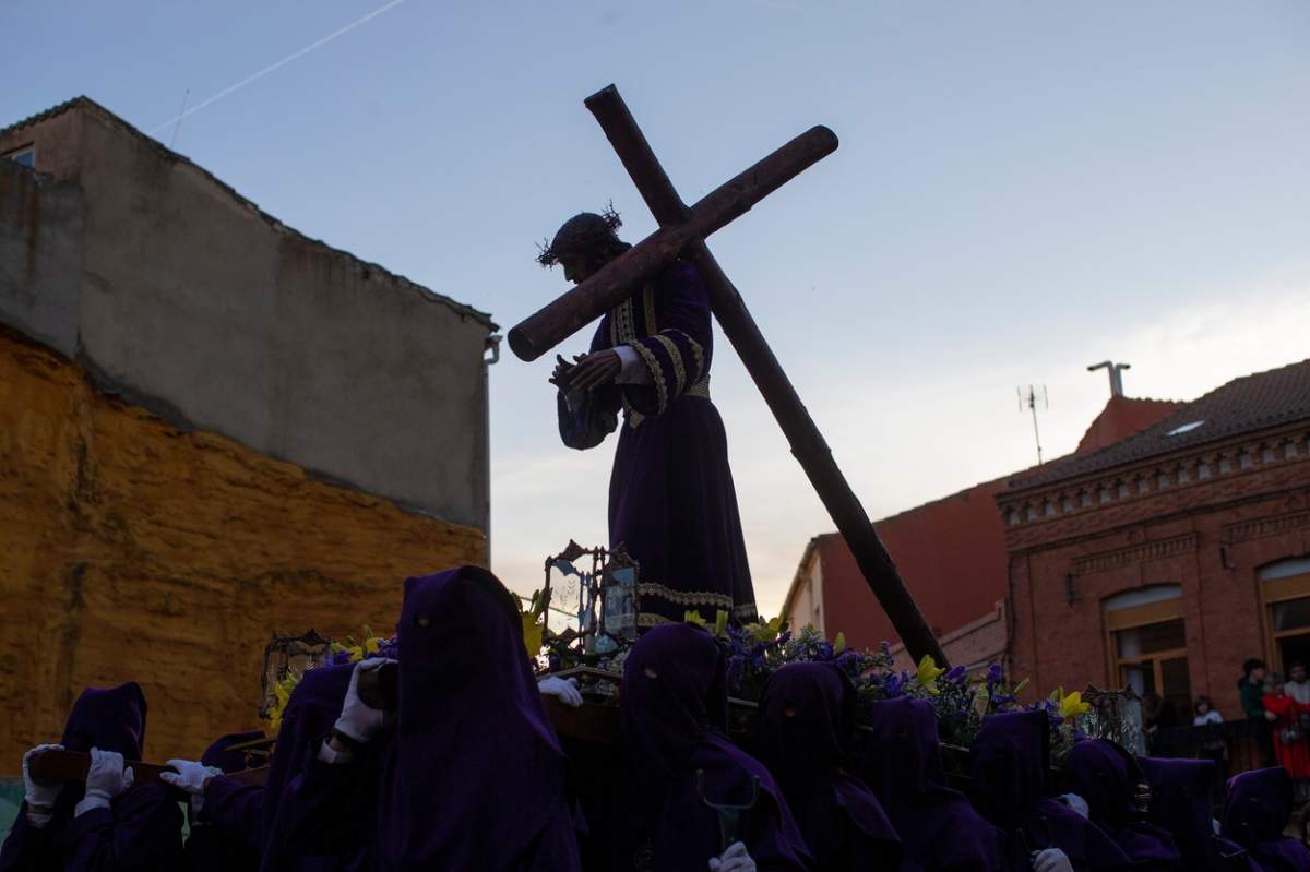 scenă din film cu Iisus cu o cruce