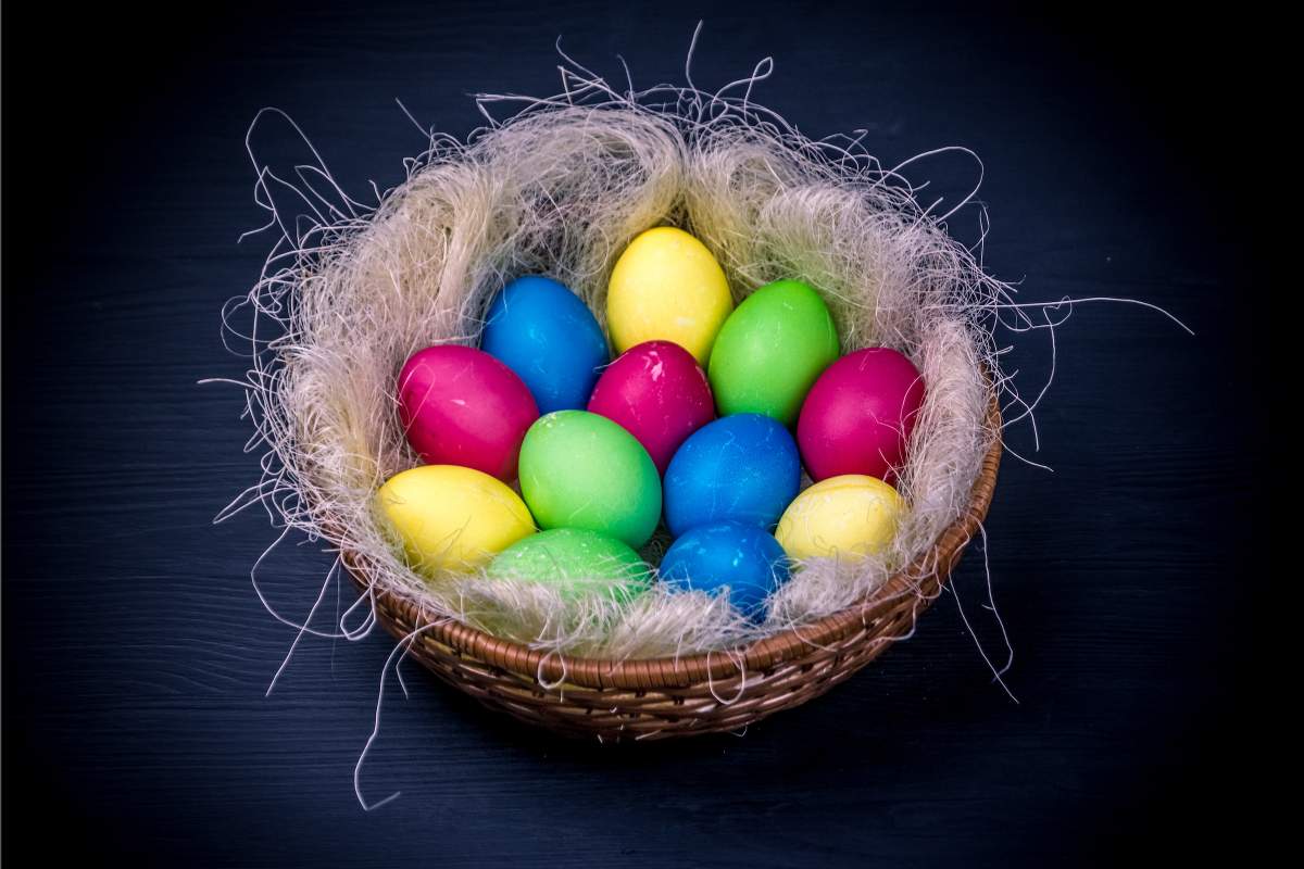 ouă colorate într-un coș.