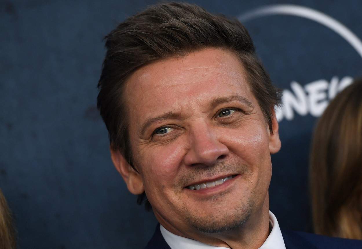Jeremy Renner, prima apariție pe covorul roșu după accidentul suferit în urmă cu patru luni