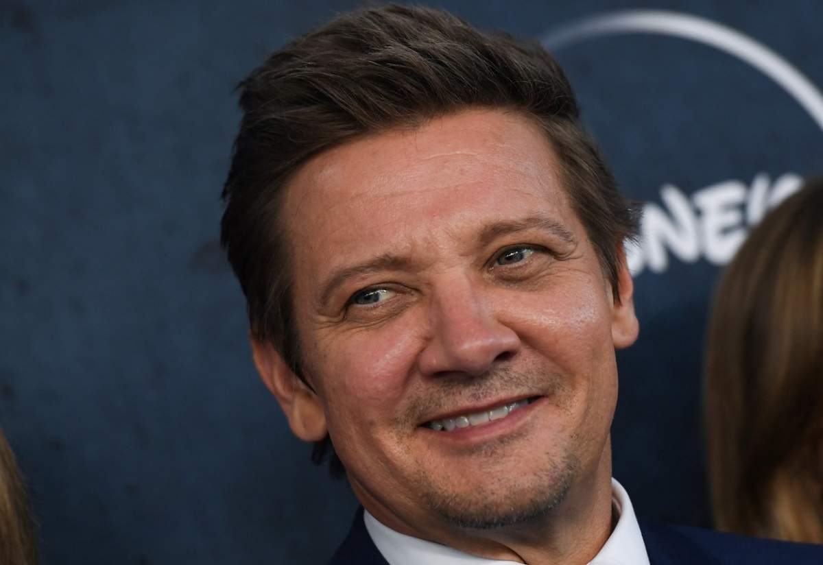 Jeremy Renner, prima apariție pe covorul roșu după accidentul suferit în urmă cu patru luni. Actorul a avut peste 30 de oase rupte