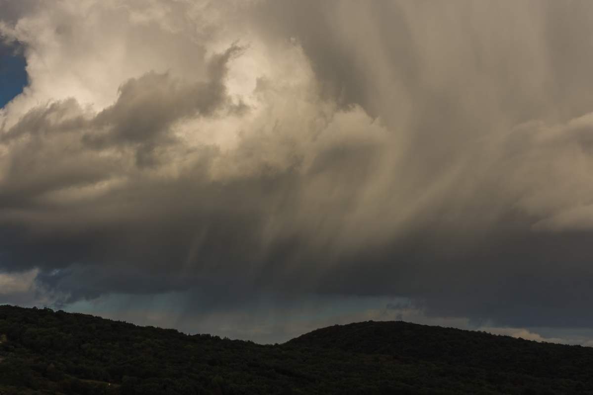 Meteorologii au emis un cod galben de ploi torențiale și instabilitate atmosferică accentuată