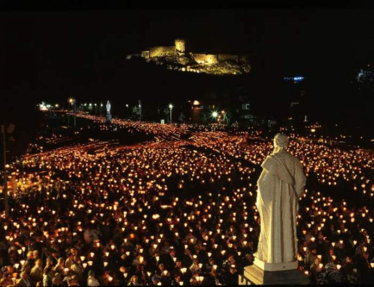 statuia lui Iisus Hristos deasupra luminilor.