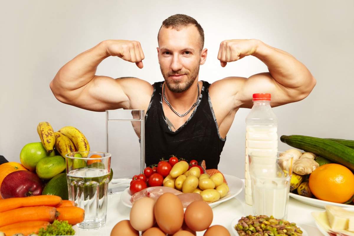 Ce să mănânci după un antrenament. Alimentele care te ajută să pui masă musculară