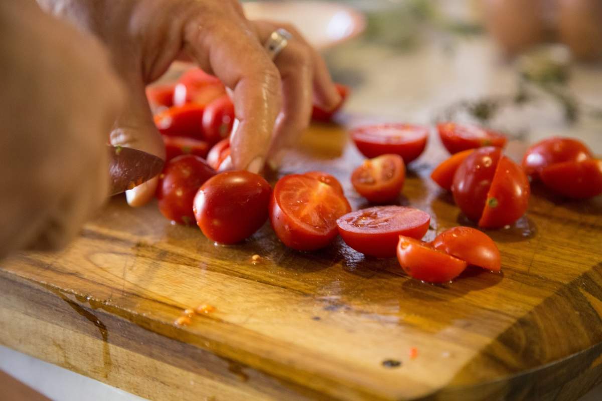 Care este diferența dintre tocătorul din lemn și cel din plastic. Gospodinele trebuie să știe pentru sănătatea lor