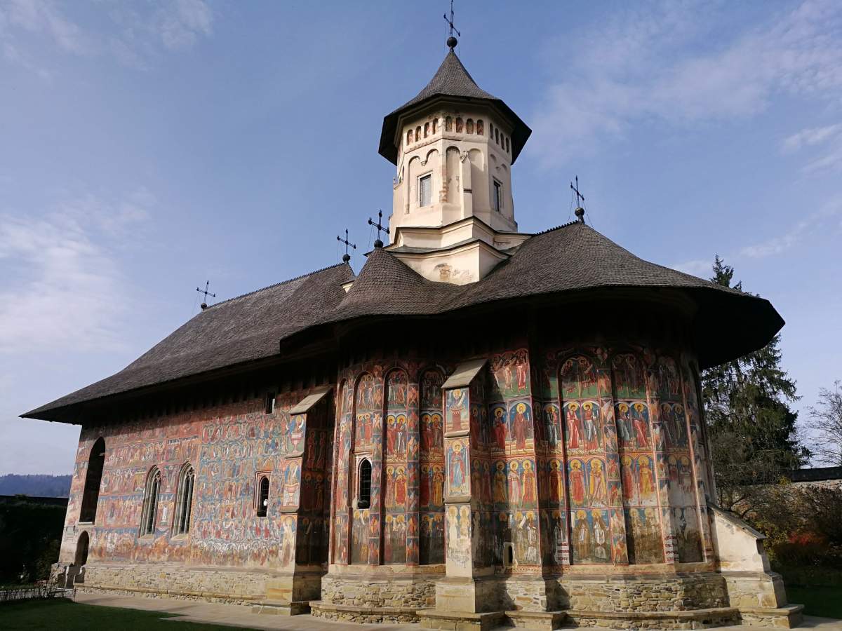 Turiștii străini, fascinați de mănăstirile din Bucovina. Au avut doar cuvinte de laude pentru lăcașurile de cult