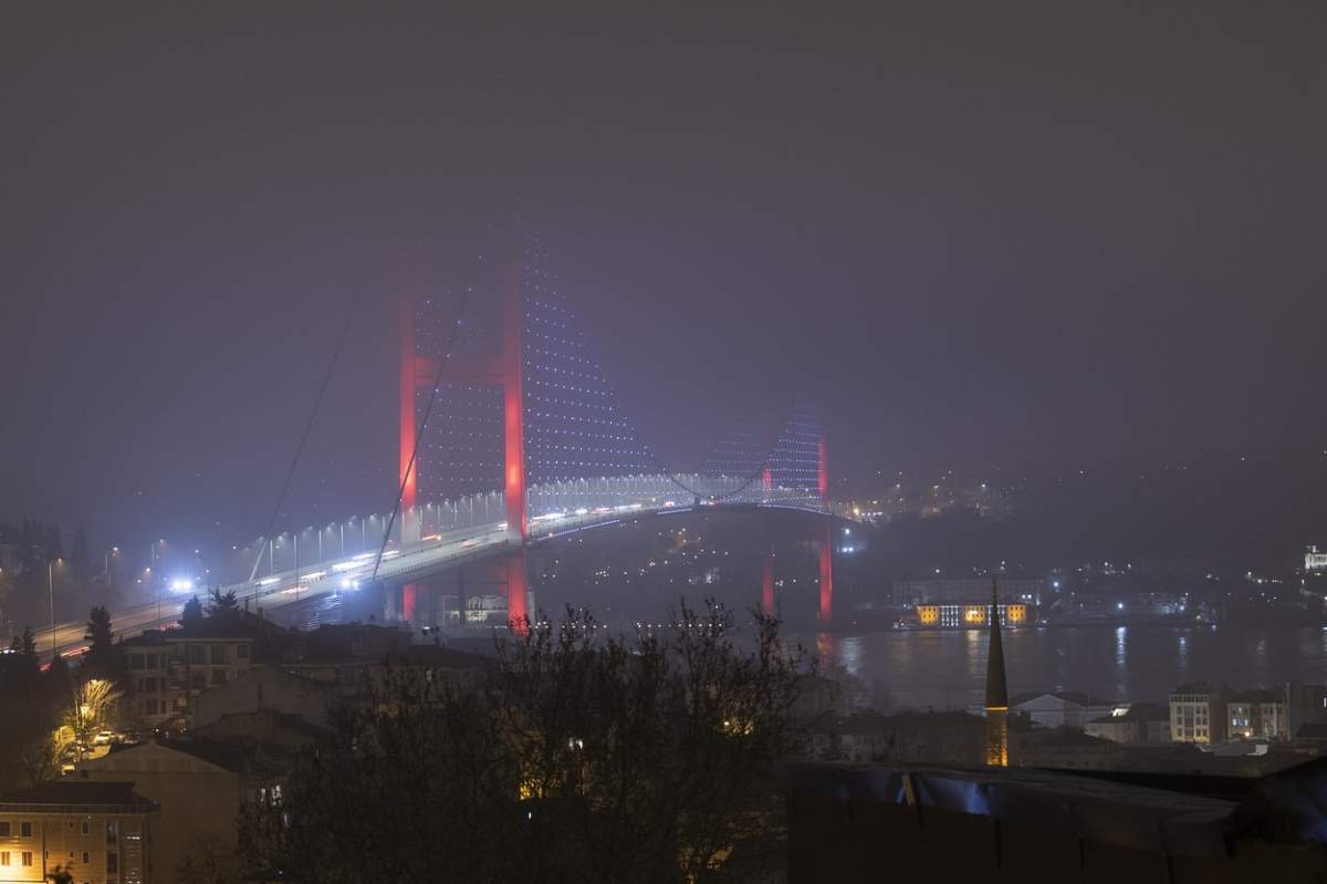 Imagini apocaliptice în Istanbul! Sute de mii de oameni s-au panicat! Ziua s-a făcut noapte / FOTO