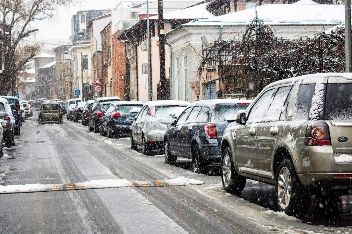 ninsoare și mașini pe o stradă.