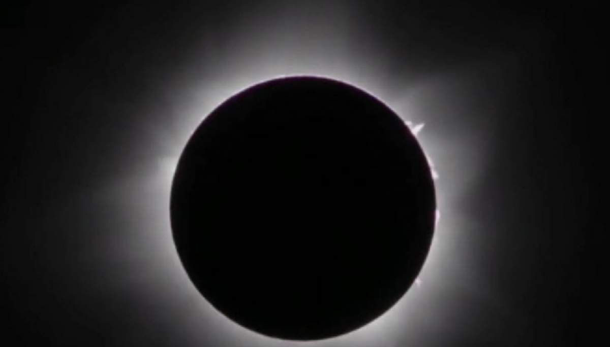 Imagini spectaculoase cu eclipsa hibridă de soare. A avut loc în această dimineață