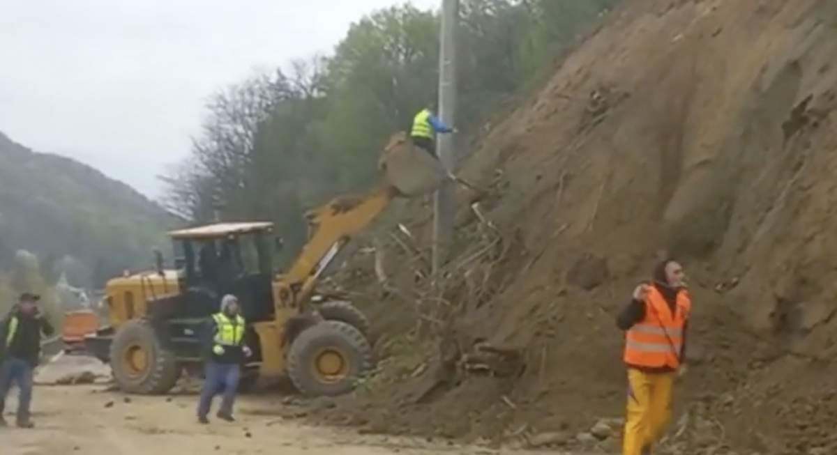 Circulația a fost blocată pe Valea Oltului. Autoritățile au anunțat noi căderi de pietre la Călimănești