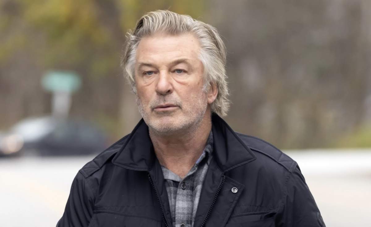 Acuzaţiile împotriva lui Alec Baldwin în cazul incidentului fatal din timpul filmărilor au fost retrase. Ce se întâmplă acum cu actorul