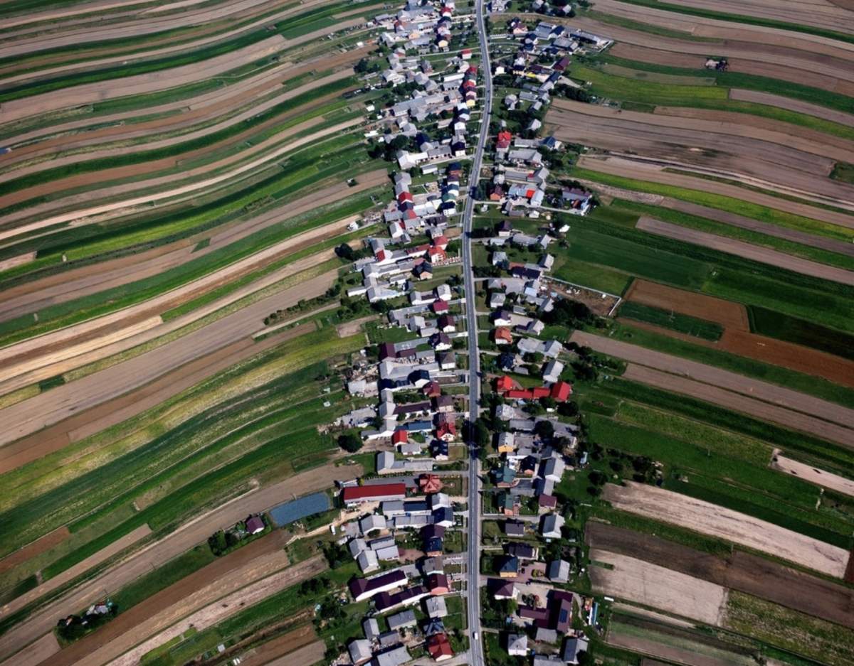 Cum arată satul în care toți oamenii locuiesc pe aceeași stradă. Imaginile au devenit virale pe internet
